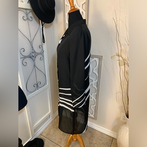 Frank Lyman abstract design long sheer cover button down - Picture 2 of 11